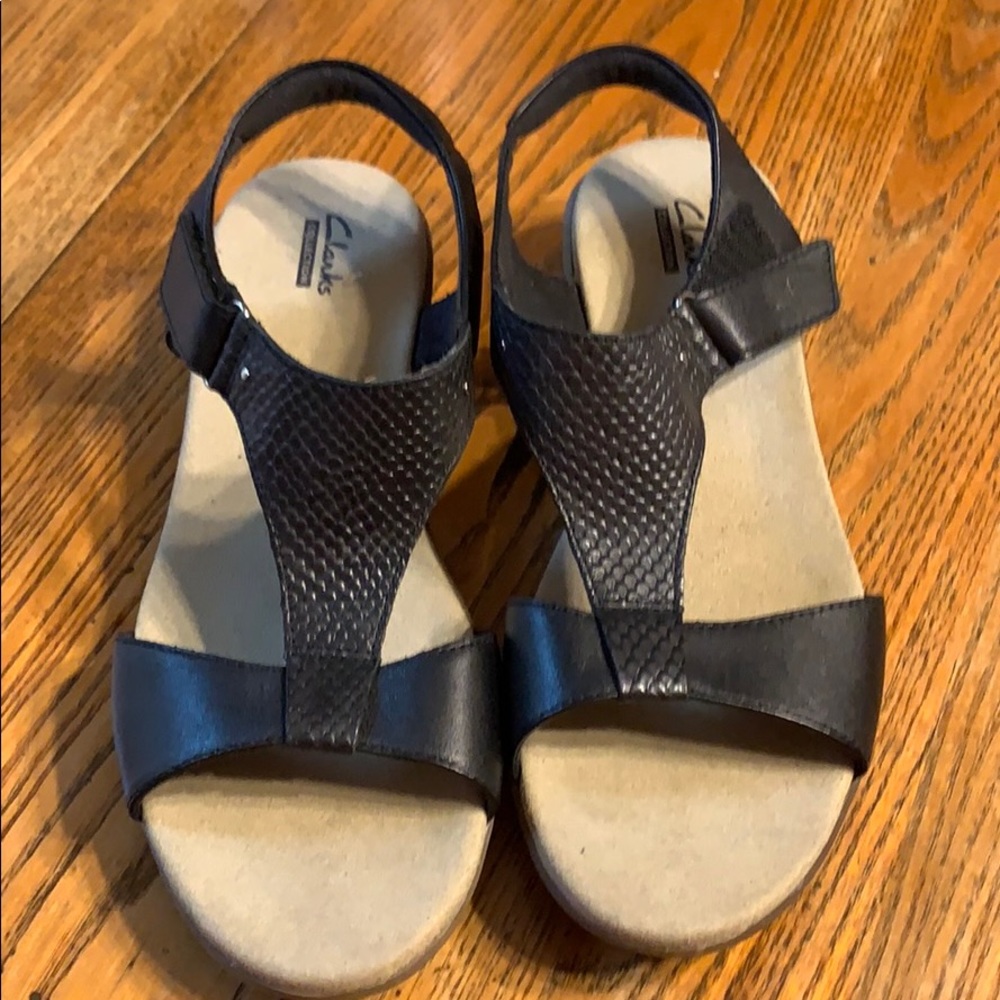Clark’s like new sandal 9.5 W.